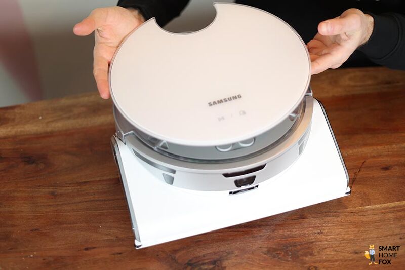 Die mattweiße Klappe des Samsung Jet Bot AI+ ist in der Nahaufnahme zu sehen.